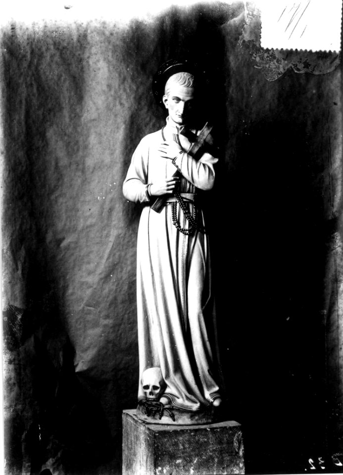 Photograph of a statue of a priest saint Cuypershuis 0686 (001)