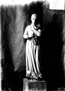 Photograph of a statue of a priest saint Cuypershuis 0686 (001)