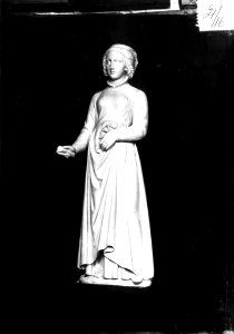 Photograph of a statue of a woman Cuypershuis 0689b (16)