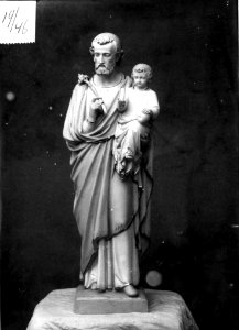 Photograph of a statue of Saint Joseph and the Christ child Cuypershuis 0686 (098)