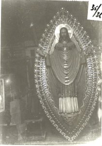 Photograph of a statue of the Sacred Heart of Jesus surrounded by rays of light Cuypershuis 0687c (005)