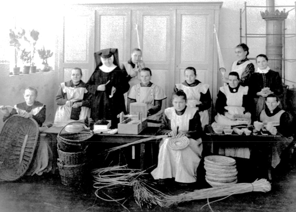 Photo - Lauterhofen - Karlshof - Korbflechterei - Schwestern