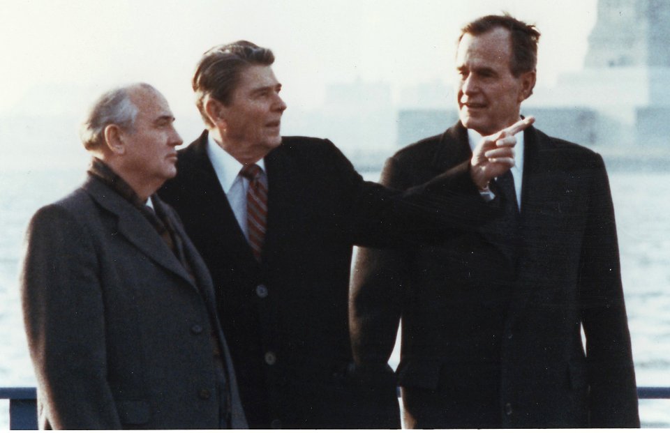 Photograph of President Reagan and Vice-President Bush meeting with General Secretary Gorbachev on Governor's Island... - NARA - 198595 (1)