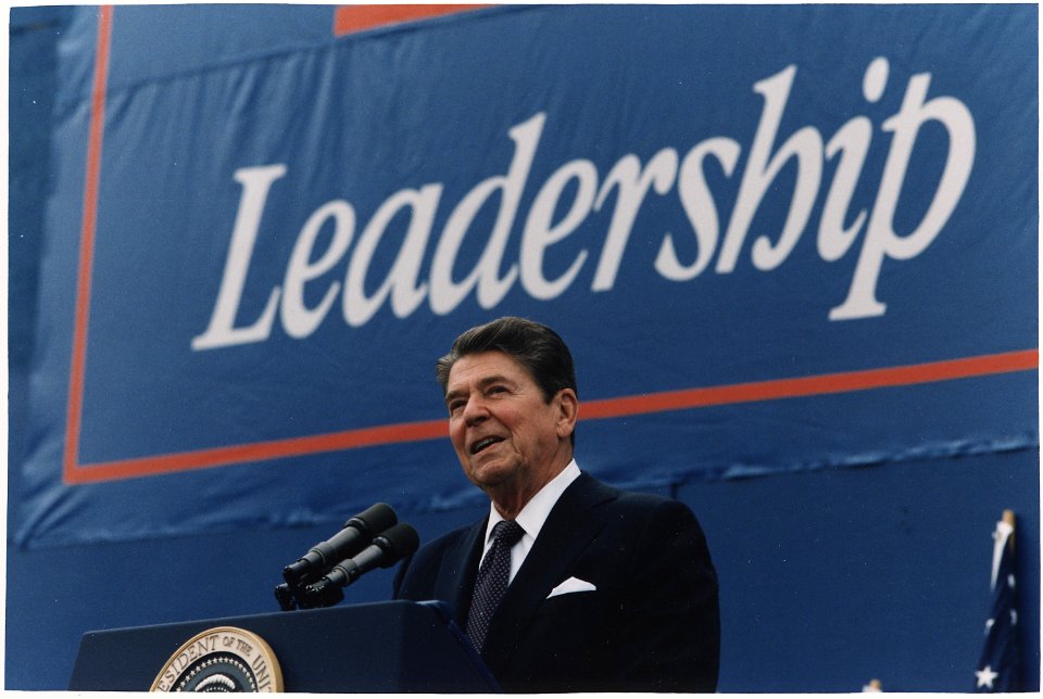 Photograph of President Reagan giving Campaign speech in Texas - NARA - 198551
