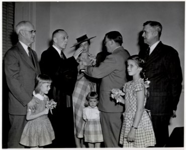Photograph of Archivist of the United States Dr. Wayne C. Grover being Sworn in by Justice H. Stephens (34940207860)