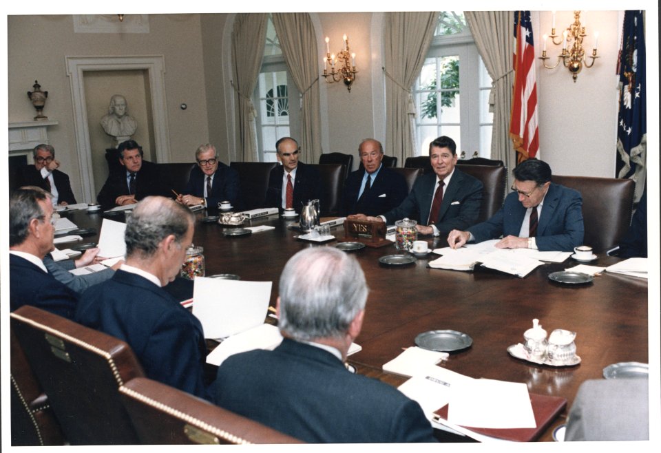 Photograph of President Reagan leading a Cabinet Meeting - NARA - 198576