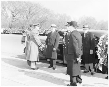 Photograph of President Truman arriving at the Lincoln Memorial for ceremonies commemorating Lincoln's Birthday. - NARA - 199490 photo