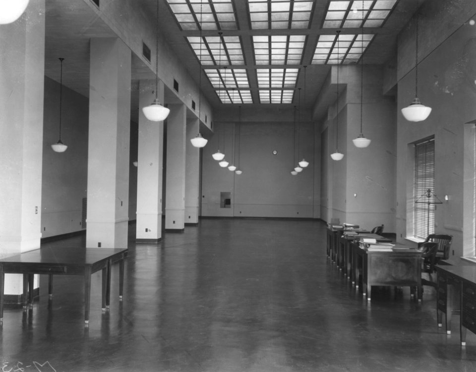 Photograph of Room 400 in the National Archives Building (35833090560)