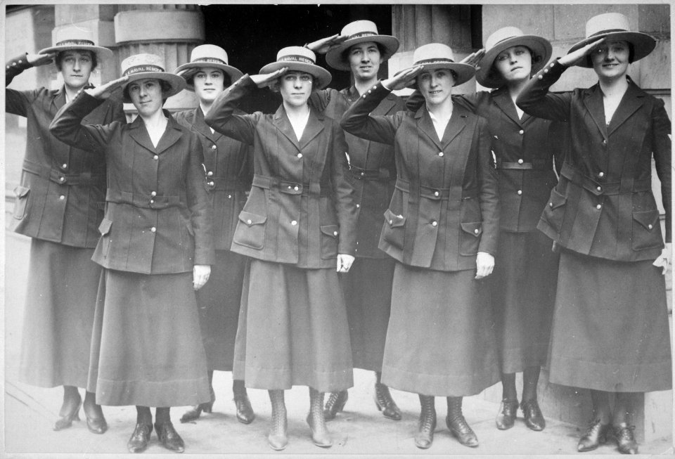 Photograph of San Francisco Yeomen Attached to the Naval Reserve, 06-1918 - NARA - 533764