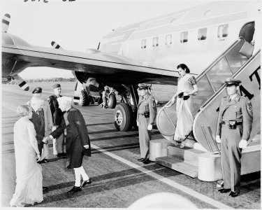 Photograph of President Truman shaking hands with Prime Minister Jawaharlal Nehru of India upon Nehru's arrival at... - NARA - 200152