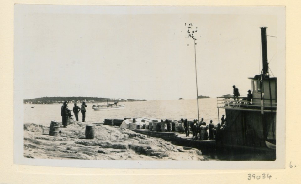 Photograph of the Imperial Oil Company's expedition to the Mackenzie River District No 6 (HS85-10-39034) original