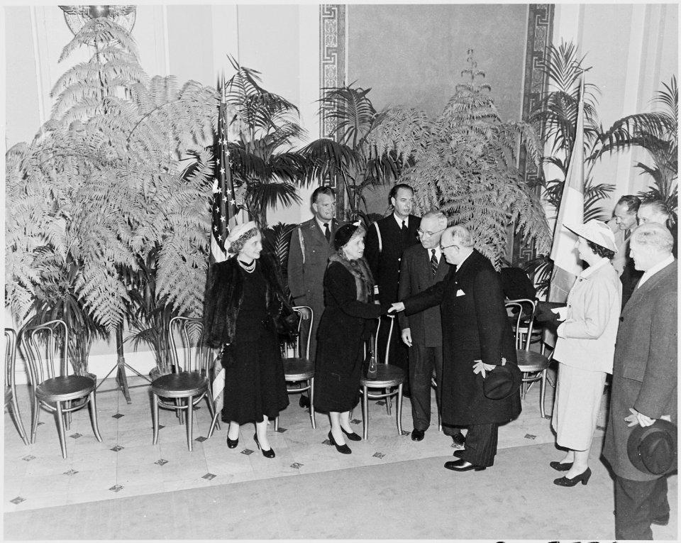 Photograph of President Truman, Mrs. Truman, and Margaret Truman greeting the President of France, Vincent Auriol... - NARA - 200287