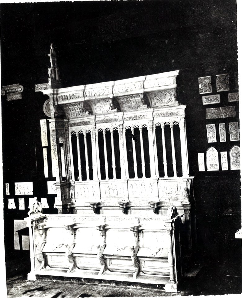 Photograph of a plaster cast of the choir stalls of the Grote of Onze-Lieve-Vrouwekerk in Dordrecht Cuypershuis 0687a (028)