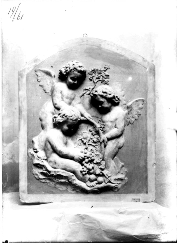 Photograph of a relief with three Putti Cuypershuis 0686 (111)
