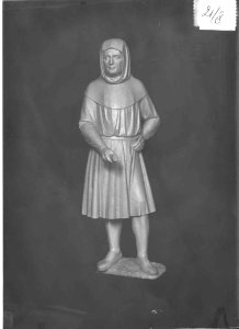Photograph of a statue of a man with a baton Cuypershuis 0689b (08)