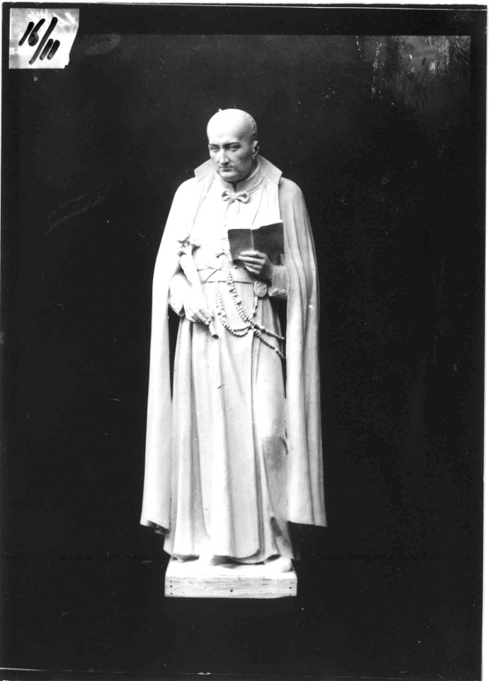 Photograph of a statue of a priest saint Cuypershuis 0688d (10)