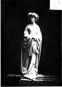 Photograph of a statue of a woman Cuypershuis 0686 (039)