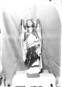 Photograph of a statue of an angel with a lily Cuypershuis 0688a (049)