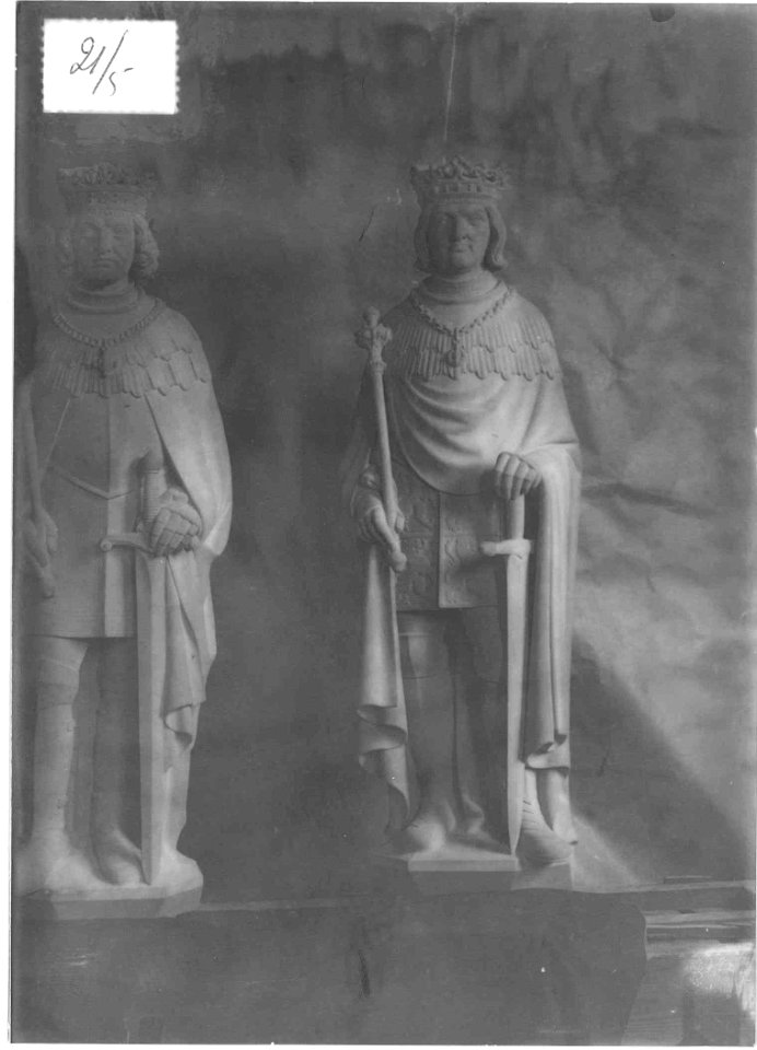 Photograph of statues of William IV and William III, counts of Holland Cuypershuis 0689b (05)