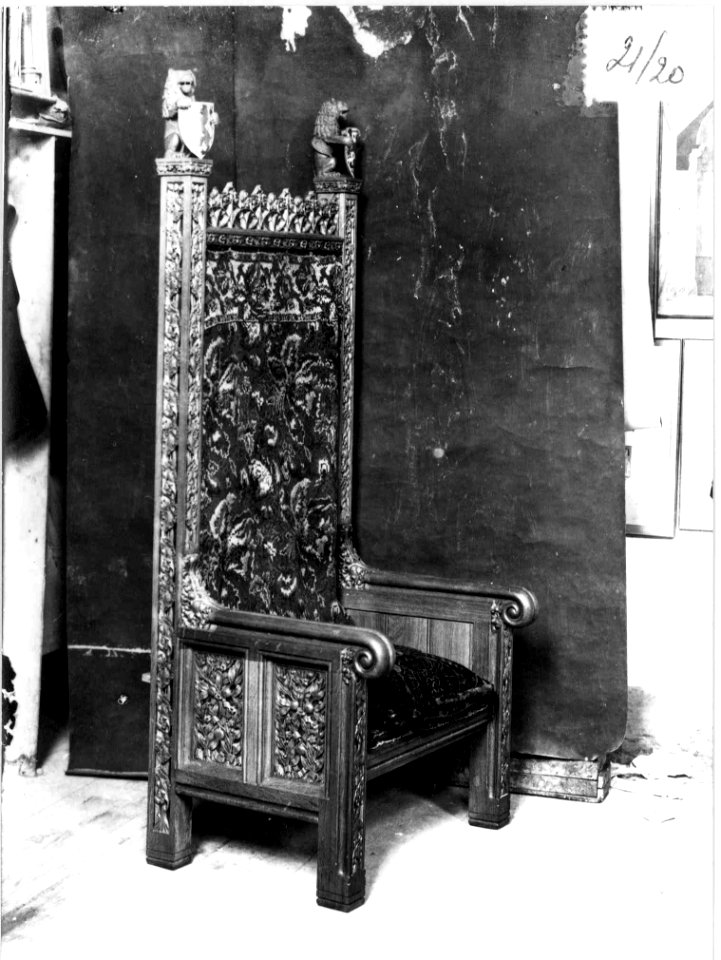 Photograph of one of the side thrones for the Ridderzaal Cuypershuis 0689b (20)