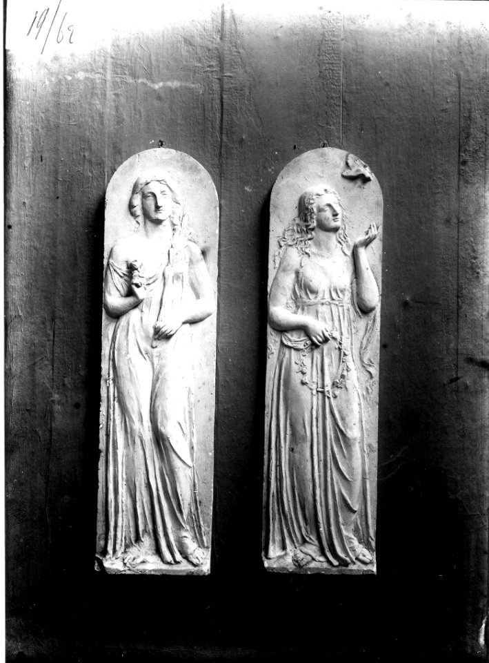 Photograph of two reliefs of women Cuypershuis 0686 (112)