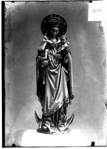 Photograph of a Virgin and Child on a Crescent Moon Cuypershuis 0686 (071)