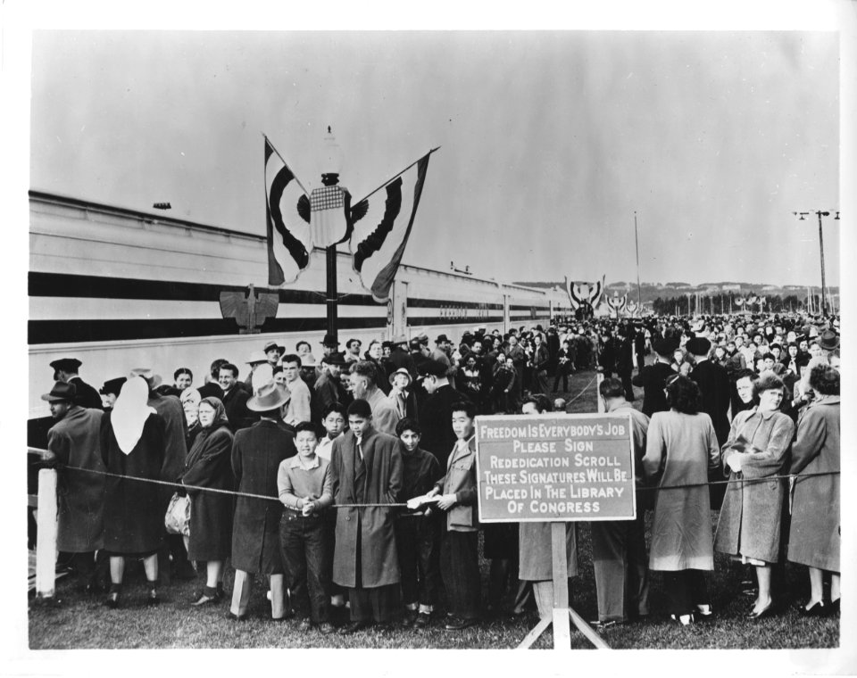 Photograph of Visitors Waiting to See the Freedom Train in San Francisco, California (18898423449)