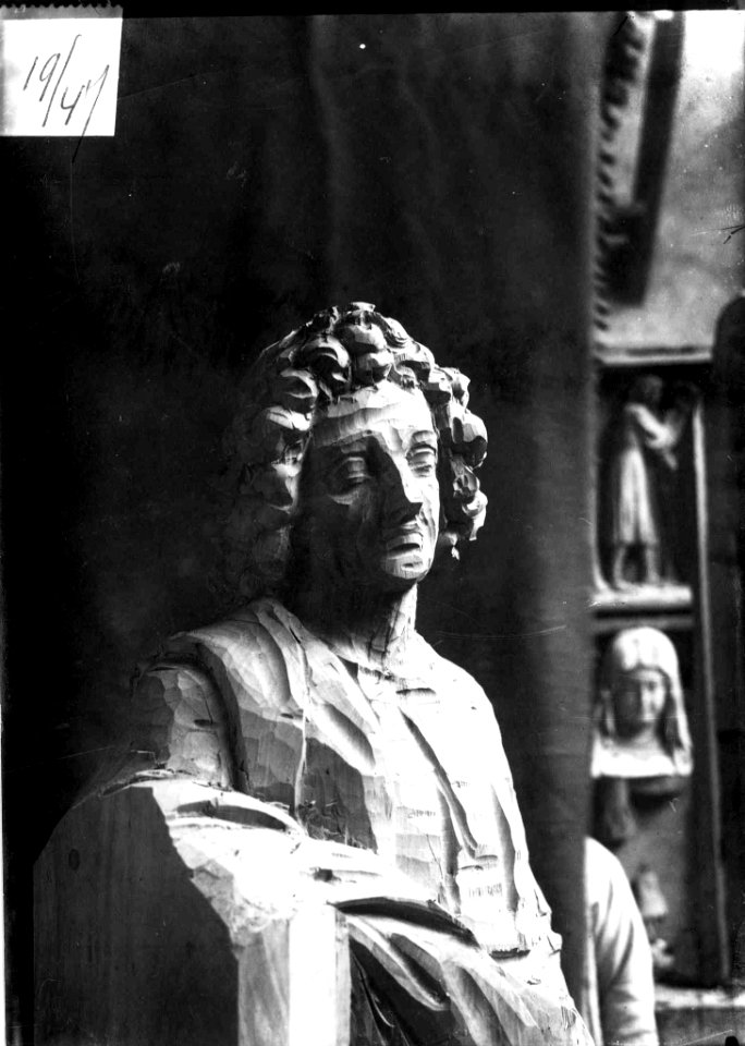 Photograph of an unfinished statue of a man Cuypershuis 0686 (099)