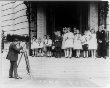 Photographer Herbert French photographing children posed at E.T. Meredith, Jr. party LCCN2001706195