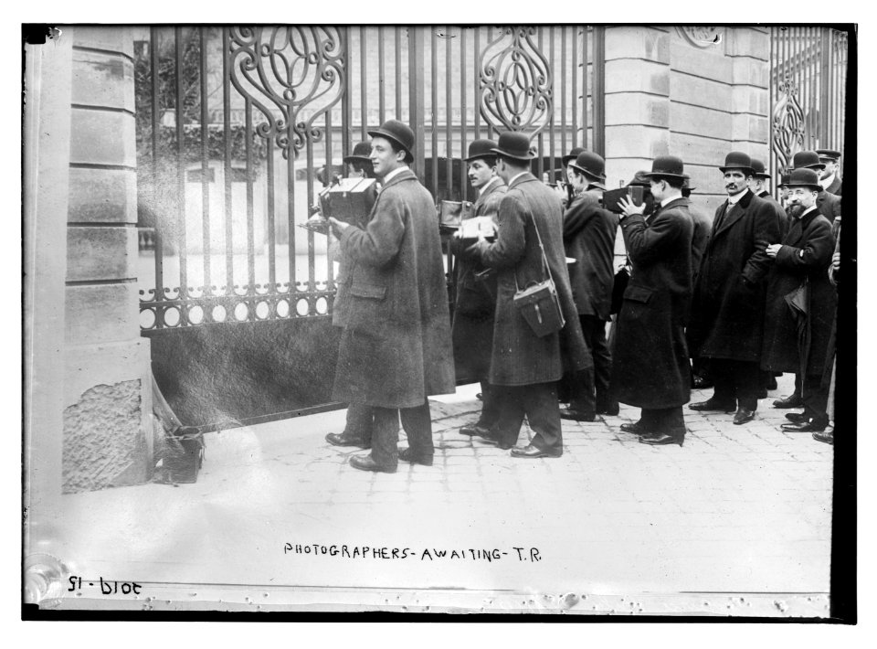 Photographers awaiting T.R. (Theodore Roosevelt) LCCN2014688049