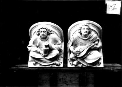 Photograph of two plaster casts of corbels from the Kasteel de Haar Cuypershuis 0688c (09)