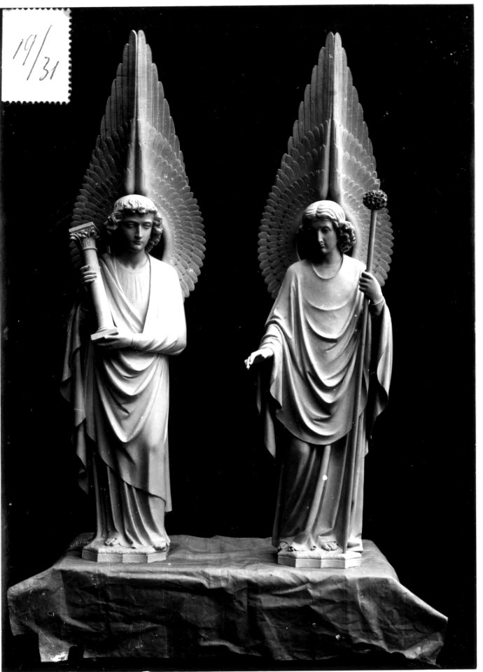 Photograph of two statues of angels with arma Christi Cuypershuis 0686 (083)