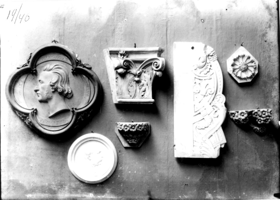 Photograph of various ornaments Cuypershuis 0686 (092)