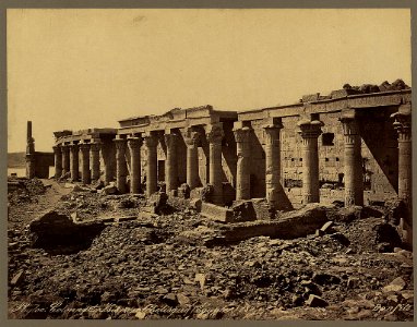 Phyloe. Colonnade Isis avec Obélisque (Égypte) - Bonfils. LCCN2004666845