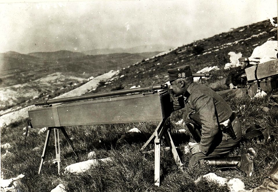 Photographic fieldwork with a camera (BildID 4815332)