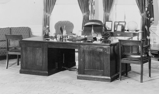 Photograph of President Truman's desk and other furnishings in the Oval Office of the White House. - NARA - 199460 (cropped)