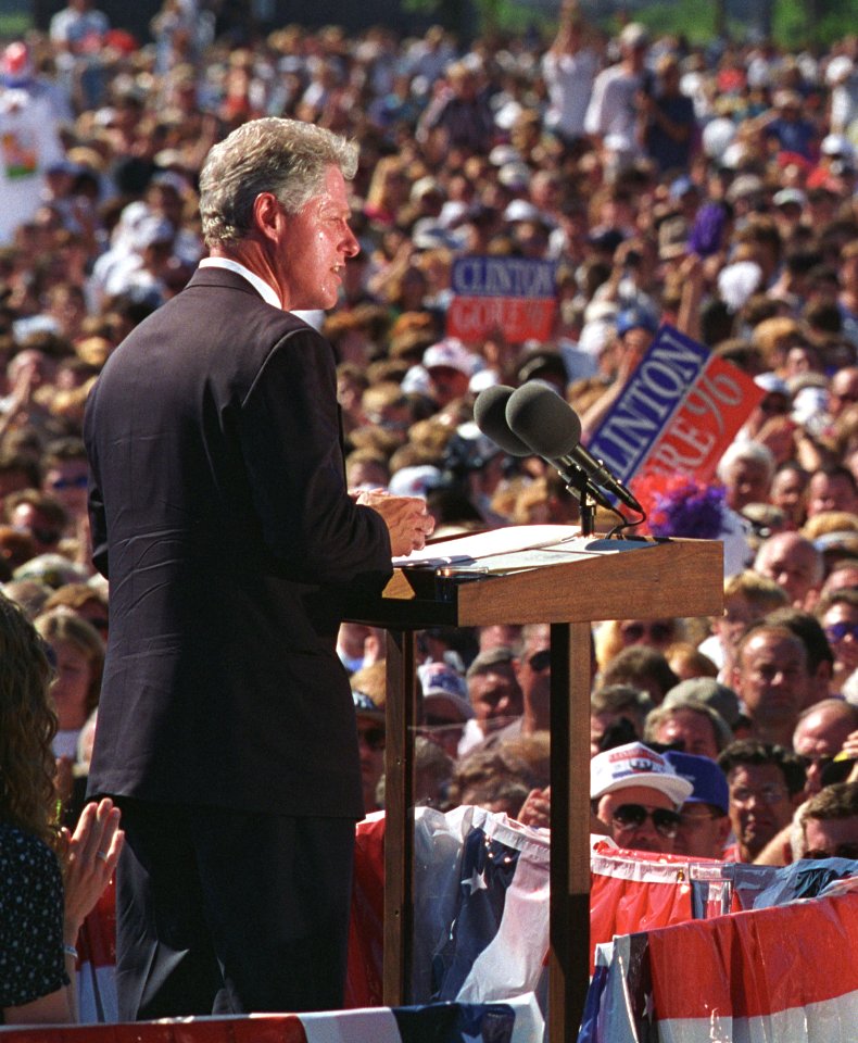 Photograph of President William Jefferson Clinton addressing a crowd (cropped)