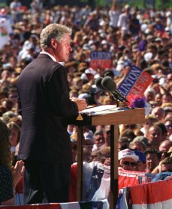Photograph of President William Jefferson Clinton addressing a crowd (cropped)