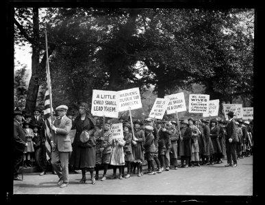 Picketers at White House with signs- A Little Child Shall lead them, etc. Washington, D.C. LCCN2016891393
