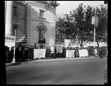 Picketers with signs- Soldiers who fought in the World War demand the release of political prisoners ..., etc. LCCN2016890897