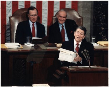 Photograph of President Reagan giving the State of the Union Address to Congress - NARA - 198590 photo
