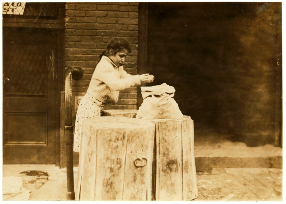 Picking over ash barrels. Boston, Mass., Oct. 1909. L.W. LOC nclc.03326
