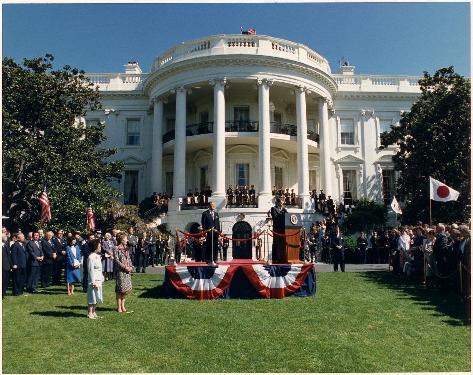 Photograph of President Reagan making remarks at the White House State Visit of Japanese Prime Minister Nakasone... - NARA - 198583