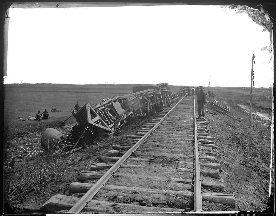 Picking up debris of trains after Pope's retreat. Second Battle of Bull Run. (4153845322)