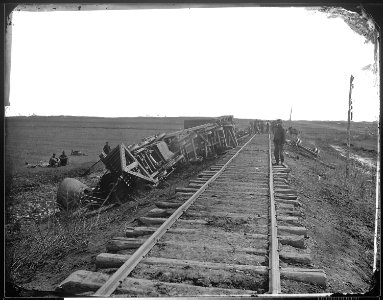 Picking up debris of trains after Pope's retreat. Second Battle of Bull Run. (4153845322)