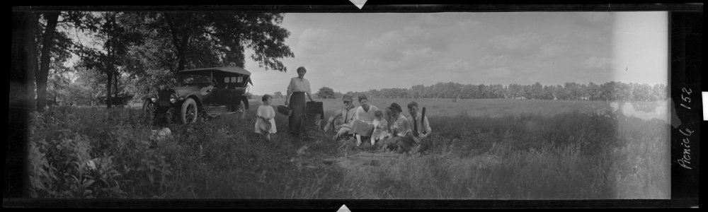 Picnic and wildflower hunt near Elgin, Illinois II LCCN2017656445