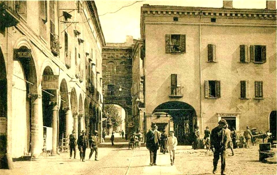 Piazza Broletto19