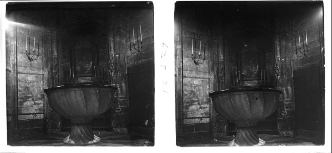 Pica baptismal a l ' interior de la catedral de Barcelona