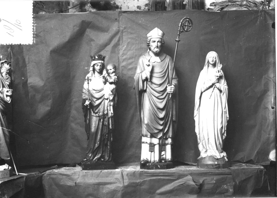 Photograph of three religious statues Cuypershuis 0686 (035)