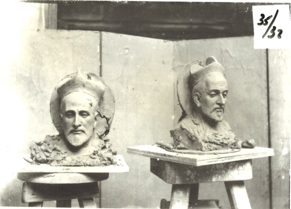 Photograph of two busts of priest saints Cuypershuis 0687c (002)